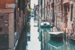 文旅同质化困局怎么破？——“小而美”文旅场景创新体系的实践逻辑与价值路径